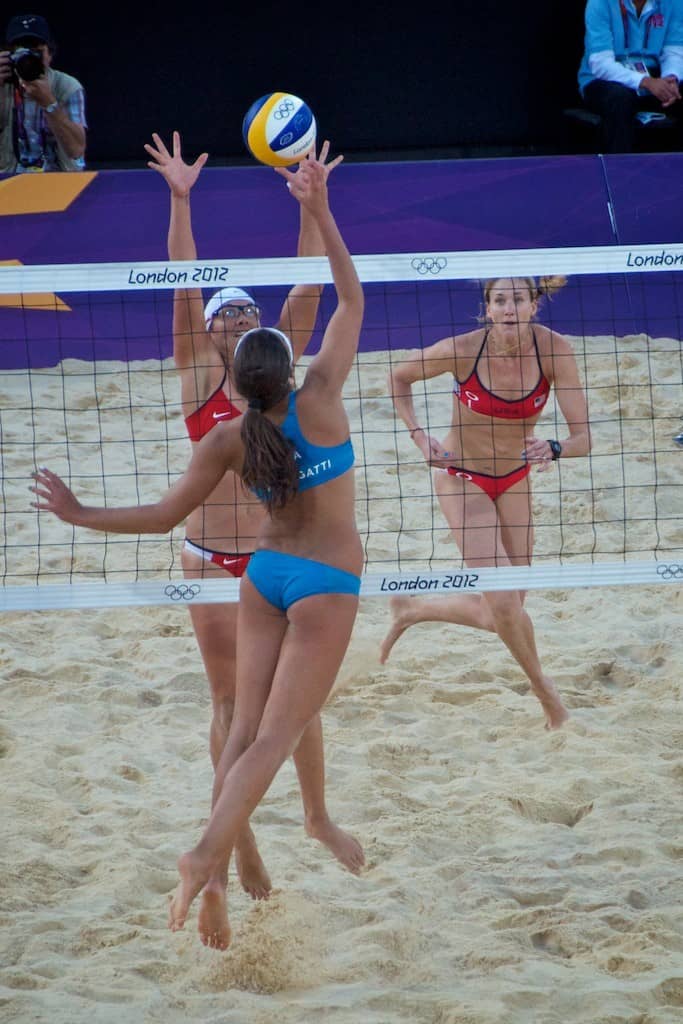 Women playin beach volleyball